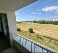 Nový 2 izbový byt SLNEČNICE, Labutia ulica, Bratislava V. Petržalka - Výhľad z balkóna na polia a mesto v Bratislave na ulici Labutia, Petržalka.