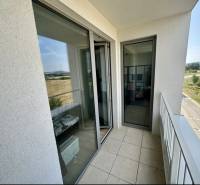 Nový 2 izbový byt SLNEČNICE, Labutia ulica, Bratislava V. Petržalka - Balkón z 2-izbového bytu s výhľadom na ulicu Labutia v Bratislava - Petržalka.