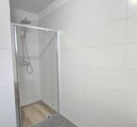 HD REALITY, Predaj 4-izbový rodinný dom v Šuranoch - Na Vršku - Sprchový kút v kúpeľni rodinného domu s dlažbou a bielym obkladom.
