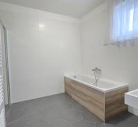 HD REALITY, Predaj 4-izbový rodinný dom v Šuranoch - Na Vršku - Kúpeľňa v rodinnom dome s vaňou s dreveným dekorom a bielymi obkladačkami.