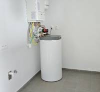 HD REALITY, Predaj 4-izbový rodinný dom v Šuranoch - Na Vršku - Rodinný dom s kotlom a zariadením na ohrev vody. Šedá podlažná krytina.