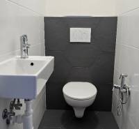 HD REALITY, Predaj 4-izbový rodinný dom v Šuranoch - Na Vršku - Kúpeľňa s tmavou podlahou a sanitou v rodinnom dome so sprchovacou batériou.