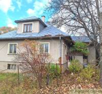 Dom v pôvodnom stave na krásnom pozemku (2130m2) v malej dedinke na Li - Rodinný dom v Liptovských Beharovciach, s plechovou strechou a okolitou zeleňou.