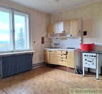 Dom v pôvodnom stave na krásnom pozemku (2130m2) v malej dedinke na Li - Kuchyňa v rodinnom dome s retro sporákom, podlahou s dreveným dekorom a výhľadom.