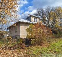 Dom v pôvodnom stave na krásnom pozemku (2130m2) v malej dedinke na Li - Rodinný dom v Liptovských Beharovciach uprostred farebných jesenných stromov a kríkov.