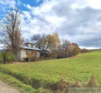 Dom v pôvodnom stave na krásnom pozemku (2130m2) v malej dedinke na Li - Rodinný dom v Liptovských Beharovciach obklopený prírodou a jesennými stromami na okraji lúky.