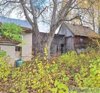 Dom v pôvodnom stave na krásnom pozemku (2130m2) v malej dedinke na Li - Rodinný dom v Liptovských Beharovciach obklopený jesennou prírodou, drevené stavby, stromy.