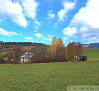 Dom v pôvodnom stave na krásnom pozemku (2130m2) v malej dedinke na Li - Rodinný dom v Liptovských Beharovciach obklopený jesennou prírodou a lúkami.