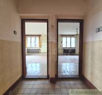 Dom v pôvodnom stave na krásnom pozemku (2130m2) v malej dedinke na Li - Interiér rodinného domu s podlahou s dreveným dekorom a dvoma miestnosťami.