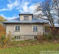 Dom v pôvodnom stave na krásnom pozemku (2130m2) v malej dedinke na Li - Rodinný dom v Liptovských Beharovciach obklopujú stromy a kríky na jeseň.