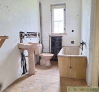 Dom v pôvodnom stave na krásnom pozemku (2130m2) v malej dedinke na Li - Kúpeľňa v rodinnom dome so sedacou vaňou, radiátorom a podlahou s dreveným dekorom.