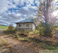 Dom v pôvodnom stave na krásnom pozemku (2130m2) v malej dedinke na Li - Rodinný dom v Liptovských Beharovciach obklopený prírodou, jesenné lístie, obloha s oblakmi.