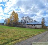 Dom v pôvodnom stave na krásnom pozemku (2130m2) v malej dedinke na Li - Rodinný dom v Liptovských Beharovciach s rákosovou strechou, okolitá príroda a vidiecky štýl.