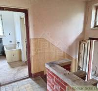 Dom v pôvodnom stave na krásnom pozemku (2130m2) v malej dedinke na Li - Interiér rodinného domu s obkladom, starou vaňou a podlahou s dreveným dekorom.