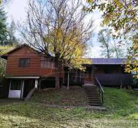 Chata nad kúpeľmi Dudince s vlastným pozemkom - Chata v Dudincoch obklopená stromami a sviežou zeleňou, ideálna na oddych.