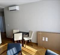 Prenájom pekný 3 izbový byt, Dunajská ulica, Bratislava I. Staré Mesto - Jedálenský kút so stolom, stoličkami a podlahou s dreveným dekorom v 3-izbovom byte.