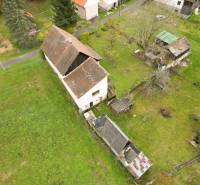 Rodinný dom s veľkým pozemkom v obci Sklené,  - Rodinný dom na Sklené v Sklené obklopený záhradou, s vedľajšími stavbami a stromami.