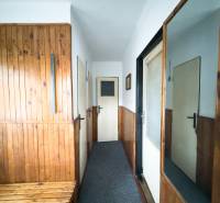 Rodinný dom s veľkým pozemkom v obci Sklené,  - Vstupná chodba v rodinnom dome s dreveným obkladom a zrkadlom na stene.
