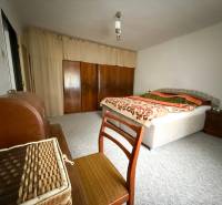 Rodinný dom s veľkým pozemkom v obci Sklené,  - Spálňa v rodinnom dome s kobercom, posteľou a skriňou.