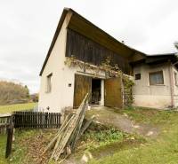 Rodinný dom s veľkým pozemkom v obci Sklené,  - Rodinný dom v Sklenom na sklené ulici s trávnatým pozemkom.