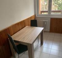 Priestranný 2-izbový byt (62 m²) s Lodžiou, Nobelova – Nové Mesto - Jedálenský kút s dnom stolom a dvoma stoličkami pri okne v 2-izbovom byte.