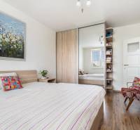 REWIN I Priestranný 3 izbový byt v tichej lokalite Senca - Spálňa v 3-izbovom byte s veľkou posteľou, šatníkom a farebným kreslom.