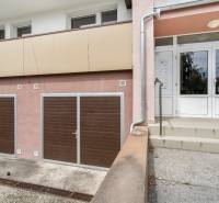 REWIN I Priestranný 3 izbový byt v tichej lokalite Senca - Vchodový priestor bytového domu na Kysuckej ulici v Senci s garážovými dverami.