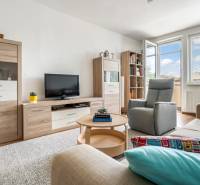 REWIN I Priestranný 3 izbový byt v tichej lokalite Senca - Obývacia izba v 3-izbovom byte s pohodlným nábytkom a televíziou.