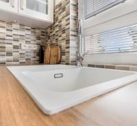 REWIN I Priestranný 3 izbový byt v tichej lokalite Senca - Kuchynská linka so zabudovaným drezom a kachličkami v 3-izbovom byte.