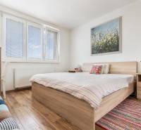 REWIN I Priestranný 3 izbový byt v tichej lokalite Senca - Spálňa v 3-izbovom byte so svetlou posteľou a obrazom na stene.