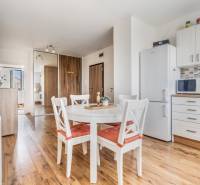 REWIN I Priestranný 3 izbový byt v tichej lokalite Senca - Jasná kuchyňa v 3-izbovom byte s jedálenským stolom a spotrebičmi.