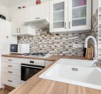 REWIN I Priestranný 3 izbový byt v tichej lokalite Senca - Kuchyňa v 3-izbovom byte s modernými spotrebičmi a drevenou pracovnou doskou.