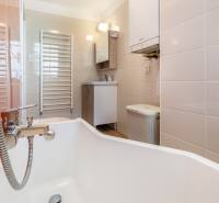 REWIN I Priestranný 3 izbový byt v tichej lokalite Senca - Kúpeľňa s vaňou, rebríkovým radiátorom a skrinkou v 3-izbovom byte.