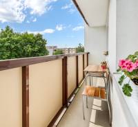 REWIN I Priestranný 3 izbový byt v tichej lokalite Senca - Balkón 3-izbového bytu na Kysuckej ulici v Senci s výhľadom na stromy.