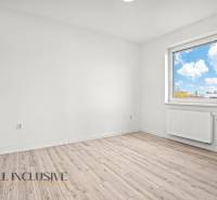 NA PRENÁJOM 2x 2-IZBOVÉ BYTY S TERASOU,DUNAJSKÁ STREDA - Svetlá izba s podlahou s dreveným dekorom a oknom v 2-izbovom byte.