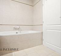 NA PRENÁJOM 2x 2-IZBOVÉ BYTY S TERASOU,DUNAJSKÁ STREDA - Kúpeľňa s vaňou, bielymi dverami a svetlými obkladmi v 2-izbovom byte.