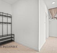 NA PRENÁJOM 2x 2-IZBOVÉ BYTY S TERASOU,DUNAJSKÁ STREDA - Chodba v 2-izbovom byte s vešiakom na stene a dlažbou na podlahe.