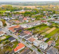 NA PREDAJ INVESTIČNÝ STAVEBNÝ POZEMOK, JAHODNÁ - Letecká snímka developerských pozemkov v Jahodnej so zeleňou a okolím domov.