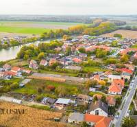 NA PREDAJ INVESTIČNÝ STAVEBNÝ POZEMOK, JAHODNÁ - Letecký pohľad na dedinské prostredie v Jahodnej, s riečkou a okolitými developerskými pozemkami.