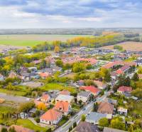 NA PREDAJ INVESTIČNÝ STAVEBNÝ POZEMOK, JAHODNÁ - Letecký pohľad na Developerské pozemky v Jahodnej, obklopené zeleňou a poľami.