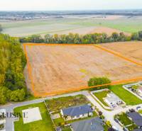 NA PREDAJ INVESTIČNÝ STAVEBNÝ POZEMOK, JAHODNÁ - Letecký pohľad na developerské pozemky v meste Jahodná obklopené prírodou a riekou.