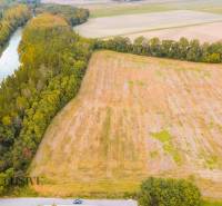 NA PREDAJ INVESTIČNÝ STAVEBNÝ POZEMOK, JAHODNÁ - Lúka obklopená riečnym tokom a lesmi, ideálna lokalita pre developerské pozemky v Jahodnej.
