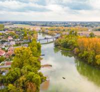 NA PREDAJ INVESTIČNÝ STAVEBNÝ POZEMOK, JAHODNÁ - Pohľad na Developerské pozemky v Jahodnej pri rieke obklopenej prírodou a stavbami.