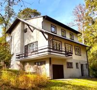 Rekreačná chata Šaštín-Stráže Gazárka komerčné využitie - Chata na ulici Gazárka v Šaštíne-Strážach obklopená lesom a trávnatým porastom.