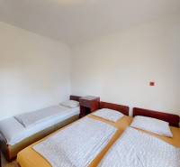 Rekreačná chata Šaštín-Stráže Gazárka komerčné využitie - Spálňa v chate s jedným samostatným a dvoma spojenými lôžkami, priestor na oddych.