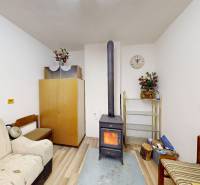 Rekreačná chata Šaštín-Stráže Gazárka komerčné využitie - Izba v chate s pecou, pohovkami a dekoráciami, podlaha s dreveným dekorom.