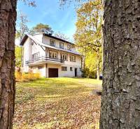 Rekreačná chata Šaštín-Stráže Gazárka komerčné využitie - Chata na ulici Gazárka v Šaštíne-Strážach obklopená jesennou prírodou a stromami.