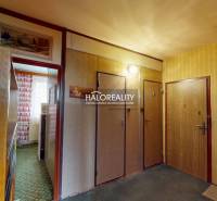 Predaj, trojizbový byt Liptovský Peter - EXKLUZÍVNE ... - Vstupná chodba v 3-izbovom byte s drevenou dekoráciou a vzorovaným kobercom.