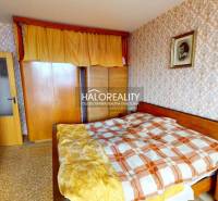 Predaj, trojizbový byt Liptovský Peter - EXKLUZÍVNE ... - Spálňa v 3-izbovom byte s dekoračnou tapetou a dreveným nábytkom.