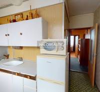 Predaj, trojizbový byt Liptovský Peter - EXKLUZÍVNE ... - Kuchyňa v 3-izbovom byte s bielymi skrinkami a chladničkou na podlahe s dreveným dekorom.